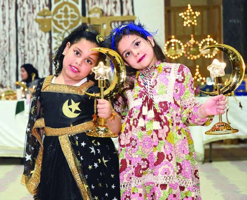 
طفلتان تحتفلان بـ «القريش»
