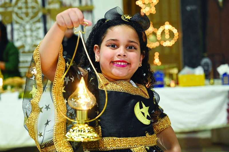 فرحة بفانوس رمضان