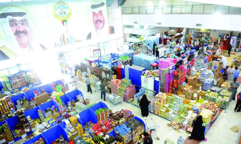 بضائع وسلع متنوعة في إحدى الجمعيات التعاونية		 (تصوير سعود سالم)