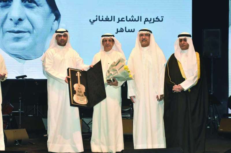 الوزير روح الدين مُكرّماً ساهر
