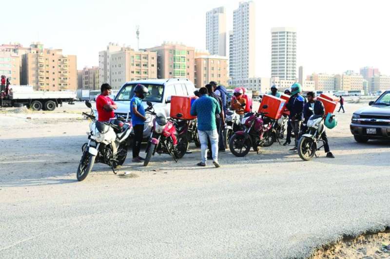 ضبط سائقي دراجات الدليفري لعدم حملهم رخص قيادة 