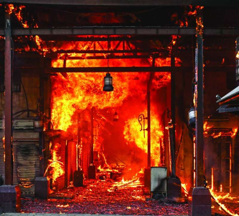 النار تلتهم محلات سوق المباركية (تصوير أسعد عبدالله)