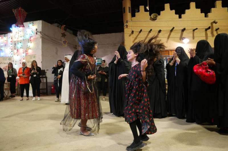 جانب من العروض الشعبية الكويتية في بيت العثمان