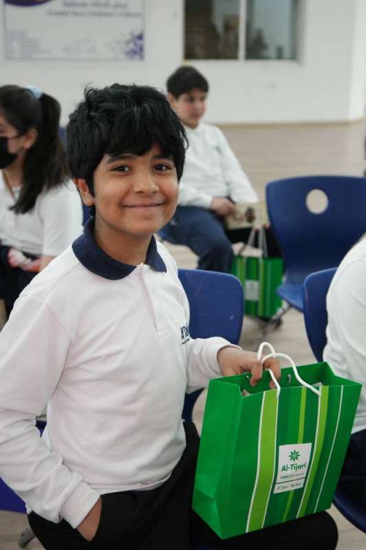 هدية لأحد طلاب مدرسة التكامل