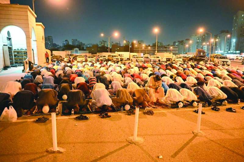 
صلاة التراويح في ساحة أحد المساجد
