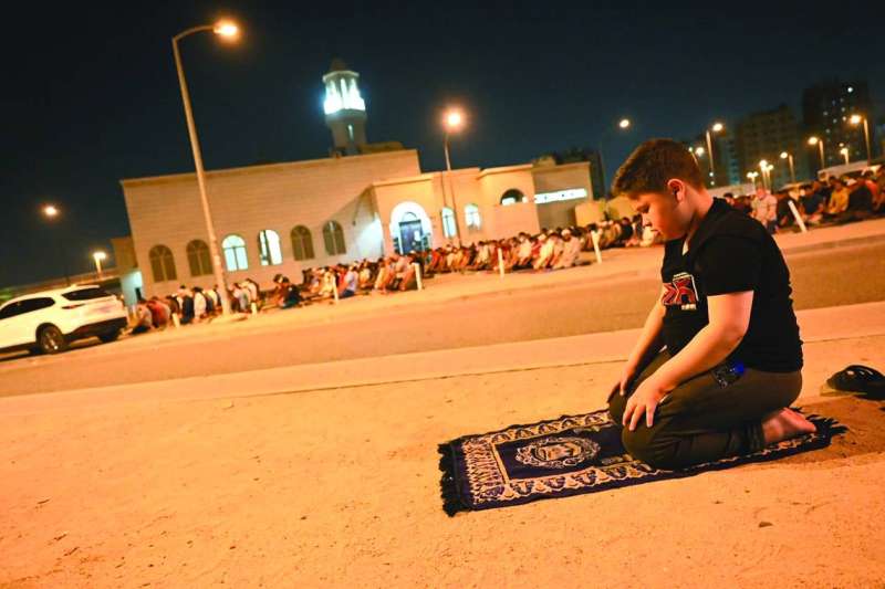 طفل يصلي التراويح خارج المسجد 