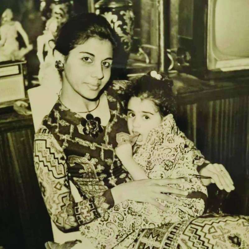 
... ومع ابنتها وفاء صادق
