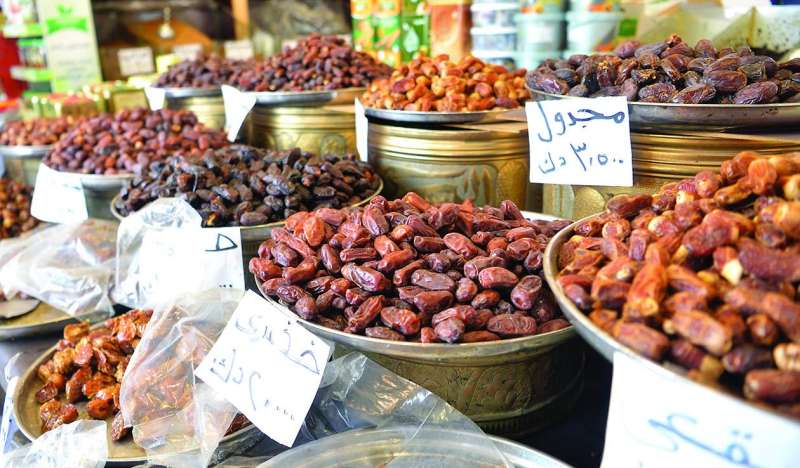 
التمور... فاكهة كل موسم وخاصة رمضان	 (تصوير نايف العقلة)
