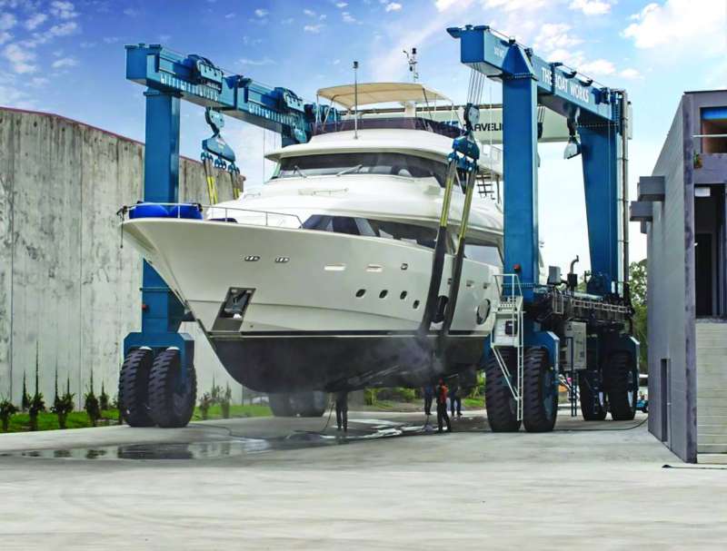 آلية لرفع وإيقاف المركب في المواقف