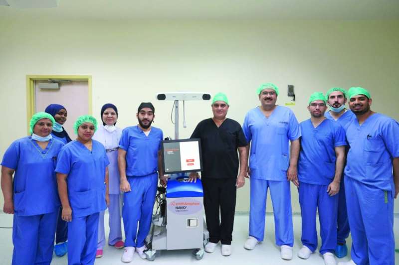 
الدكتور طارق رشدي متوسطاً الكوادر المساعدة في إجراء العملية
