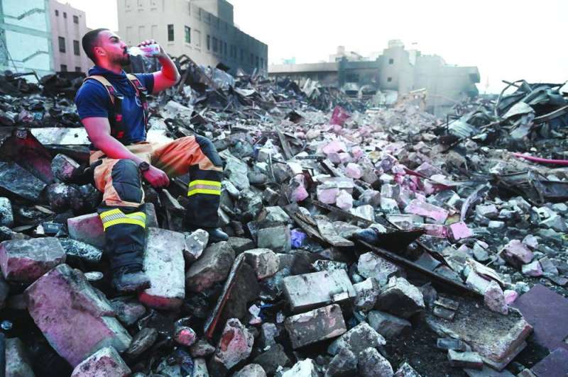  قطرة ماء تبلل العروق على جبل من الركام 
