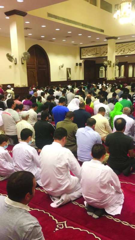 جانب من صلاة التراويح بمركز الراشد الرمضاني