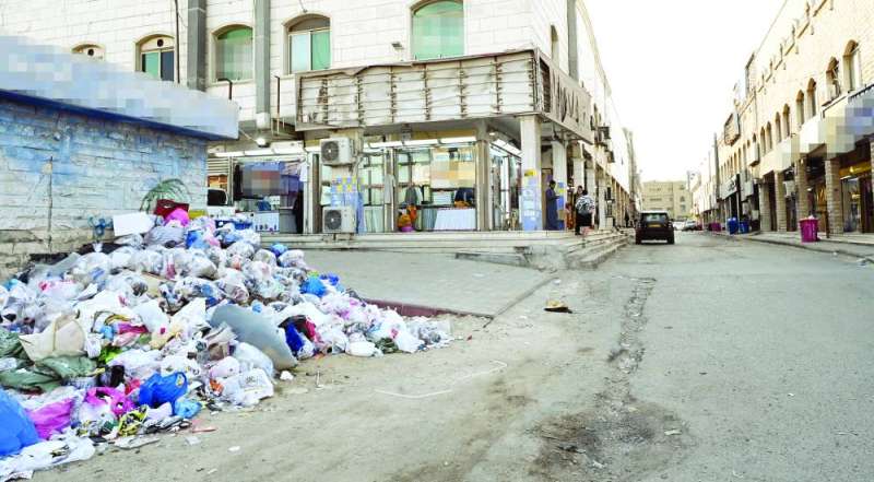 أكوام القمامة لا تجد من يرفعها 	(تصوير نايف العقلة)