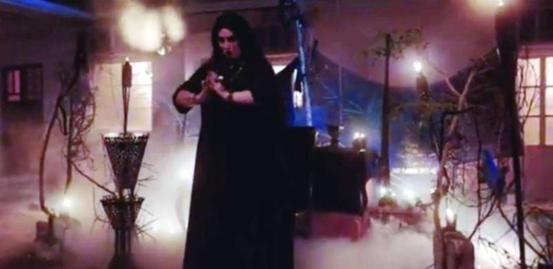 ميس كمر بدور الساحرة
