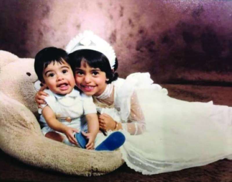 ... ومع شقيقها 