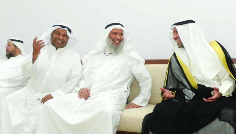 الغانم في حديث مع أعضاء مجلس إدارة جمعية الإصلاح	 (تصوير سعود سالم)