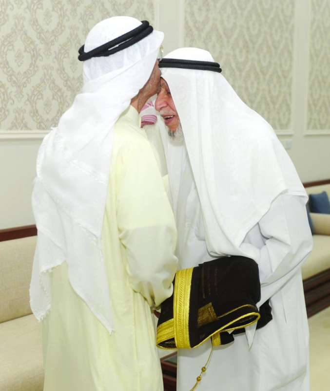 قبلة على رأس المذكور من أحد المهنئين