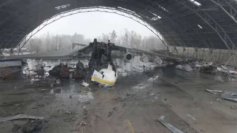 حطام طائرة الشحن «أنتونوف» An-225 Mriya أكبر طائرة في العالم التي دمرتها الصواريخ الروسية