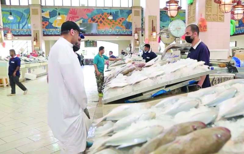 
الزميل ناصر الفرحان متفقداً الأسعار
