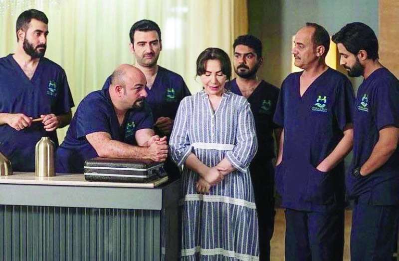 
عبلة محاطة بأبنائها الستة
