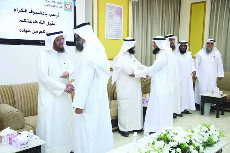 طارق العيسى خلال استقباله المهنئين برمضان