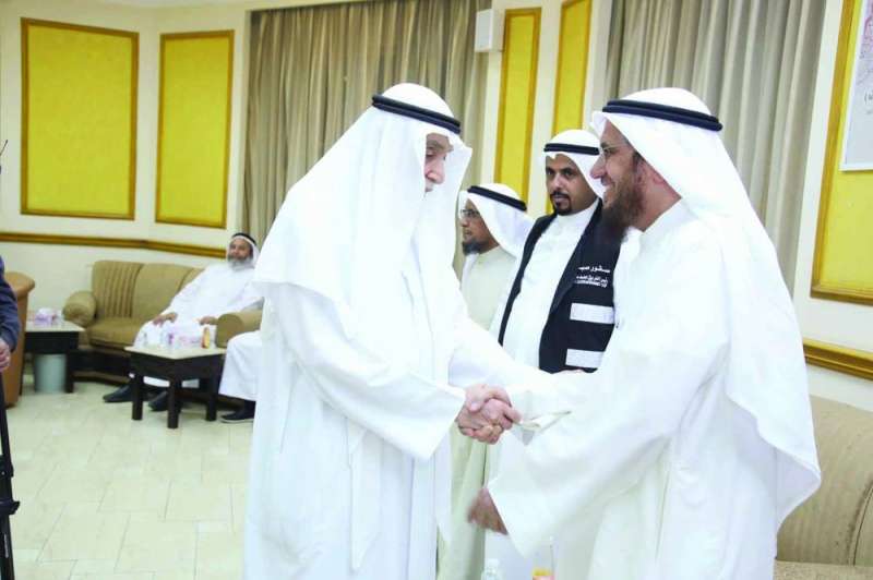 خالد المذكور مصافحا العيسى