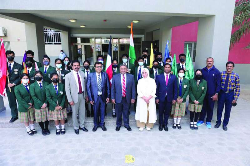 
السفير الهندي متوسطا مسؤولي ومعلمي وطلبة إحدى المدارس الهندية في طابور الصباح