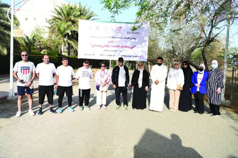 المشاركون في افتتاح البرنامج في ممشى السرة
