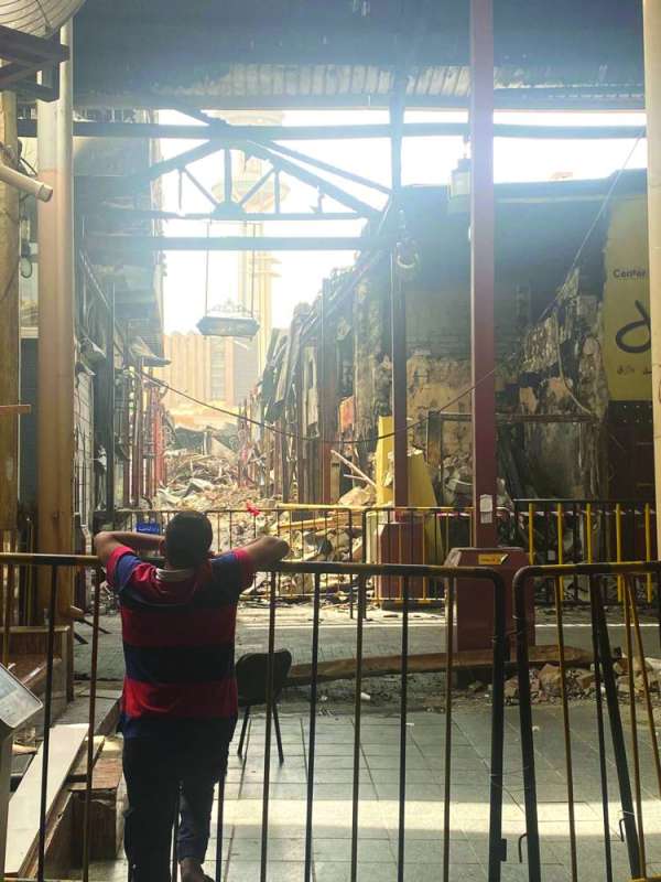 نظرة حسرة على آثار الحريق