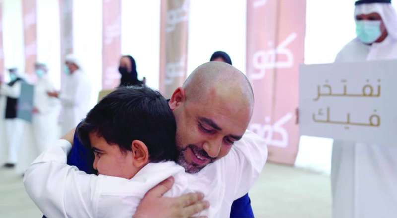 
محمود حجازي… يعانق الطفل محمد
