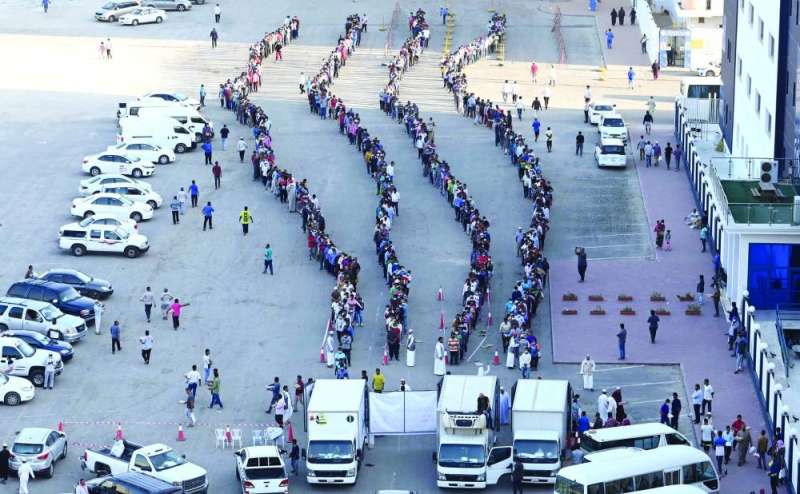 توزيع وجبات إفطار في المهبولة		 (تصوير أسعد عبدالله)
