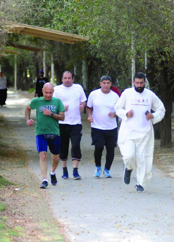 مشي سريع قبل الإفطار في ممشى السرة 	(تصوير سعود سالم)