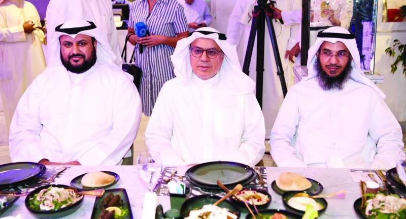 وزير الصحة متوسطاً الدكتور عبدالرحمن المطيري والدكتور إبراهيم الطوالة