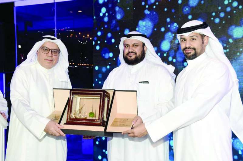 
درع تذكارية من الجمعية الطبية إلى الوزير السعيد 	(تصوير سعود سالم)
