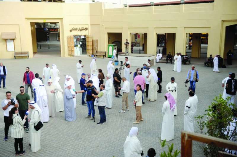 
جانب من الوقفة الاحتجاجية عصر أمس 	(تصوير سعود سالم)

