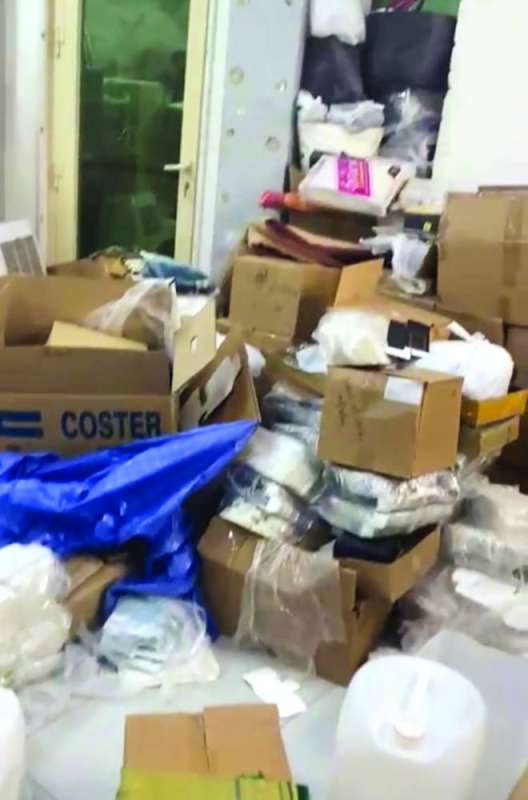 
كراتين مكدسة قابلة للاشتعال
