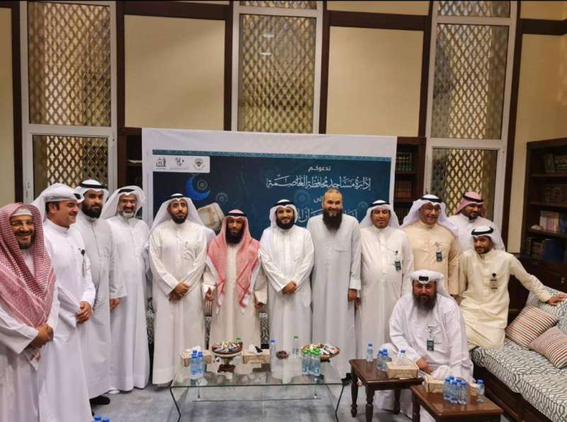 العسعوسي في صورة جماعية مع القائمين على المركز