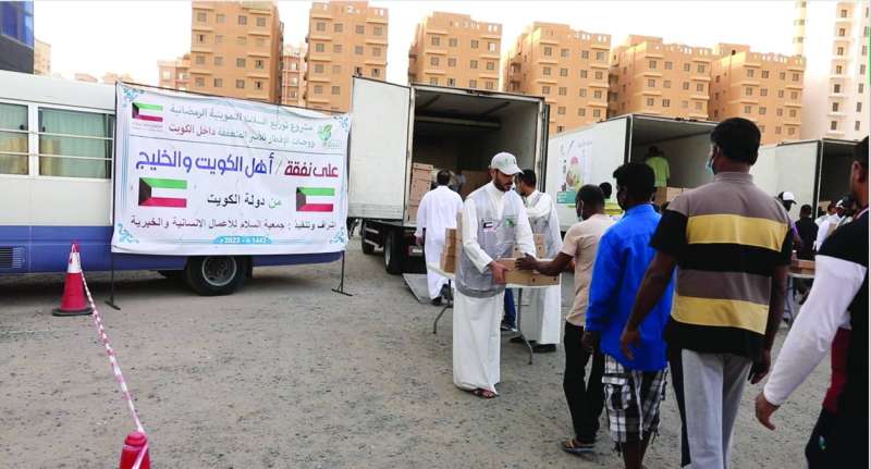 جانب من توزيع وجبات الإفطار