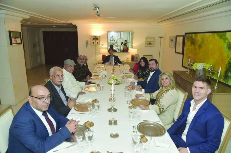 السفير الإسباني وعدد من الصحافيين والعاملين في السفارة خلال الغبقة 