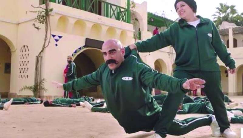 
«مربوحة» تمسك بـ«الكبير» في إحدى الحلقات
