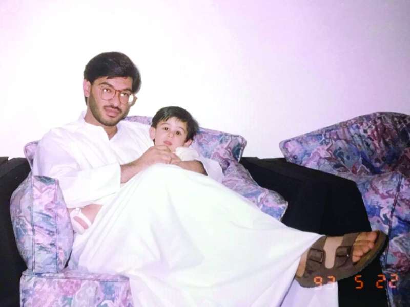 
العلي في شبابه مع ابنه
