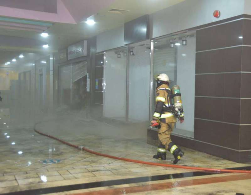  إخماد حريق بمجمع تجاري في أبوحليفة 