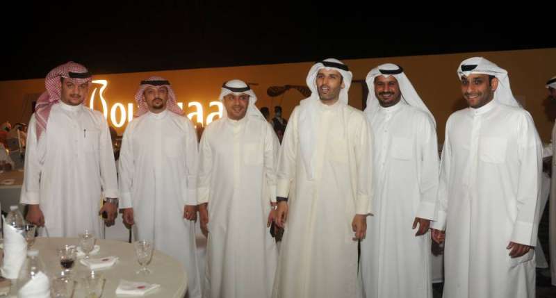 العيسى وفريق عمل الشركة