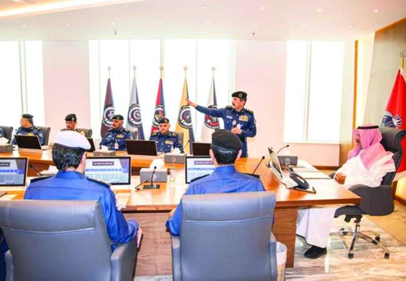 النواف مستمعاً إلى شرح المكراد عن عمل قطاعات الإطفاء
