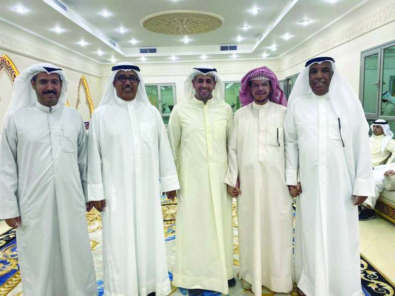 
عويس السبيعي مستقبلاً المهنئين بشهر رمضان
