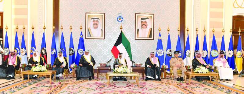 
ممثل سمو الأمير خلال زيارته لمبنى نواف الأحمد متوسطاً صباح الخالد والنواف والبرجس وكبار المسؤولين