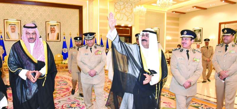ولي العهد لدى وصوله وفي استقباله النواف والبرجس وكبار الضباط في وزارة الداخلية 