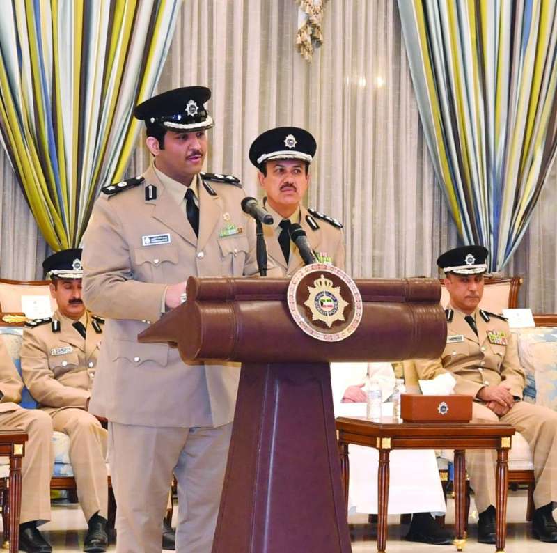 العتيبي خلال إلقائه قصيدة شعرية 