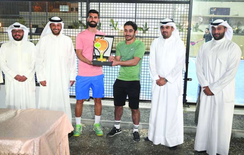 تكريم الفريق الفائز بالمركز الأول 