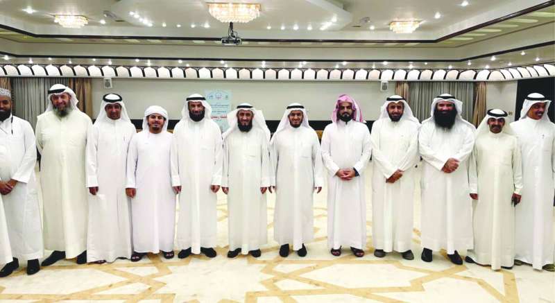 
عمادي متوسطاً عدداً من مسؤولي «الأوقاف» وموظفيها وضيوفها
